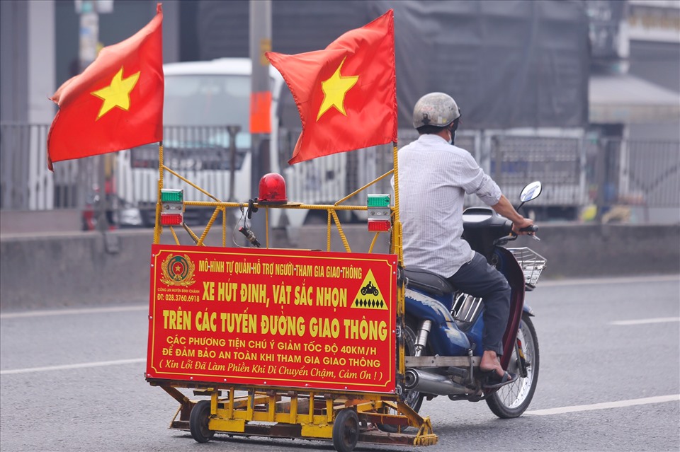 Sáng 6.1, phóng viên báo Lao Động đã theo chân ông Đinh Minh Cảnh (52 tuổi) lái xe máy kéo theo chiếc xe hút đinh chạy chầm chậm trên quốc lộ 1A hướng từ thị trấn Tân Túc về xã Bình Chánh (huyện Bình Chánh, TPHCM).
