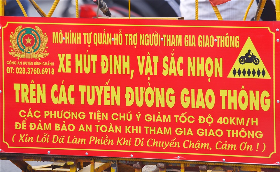 Thông tin cảnh bảo cũng như số điện thoại liên hệ Công an huyện Bình Chánh trên xe hút đinh của ông Cảnh.