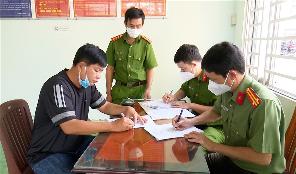 Bị can Nguyễn Văn Sang ghi ý kiến sau khi nhận quyết định khởi tố về tội “Rửa tiền”. Ảnh: NT