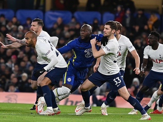Luôn có rất nhiều cầu thủ Tottenham vây ráp Lukaku. Ảnh: AFP