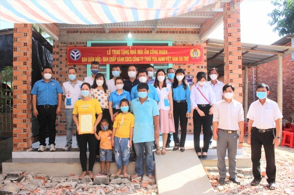 Các đại biểu chụp ảnh lưu niệm với gia đình chị Hoa. Ảnh LĐLĐ Tây Ninh