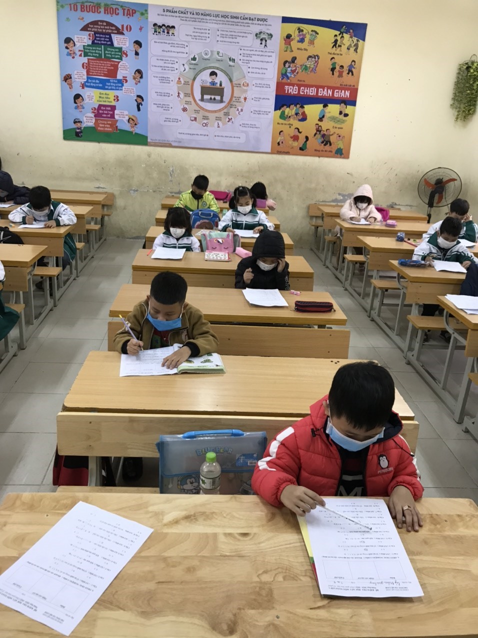 Học sinh Trường Tiểu học Mê Linh, huyện Mê Linh được bố trí ngồi làm bài thi đảm bảo giãn cách. Ảnh: NVCC.