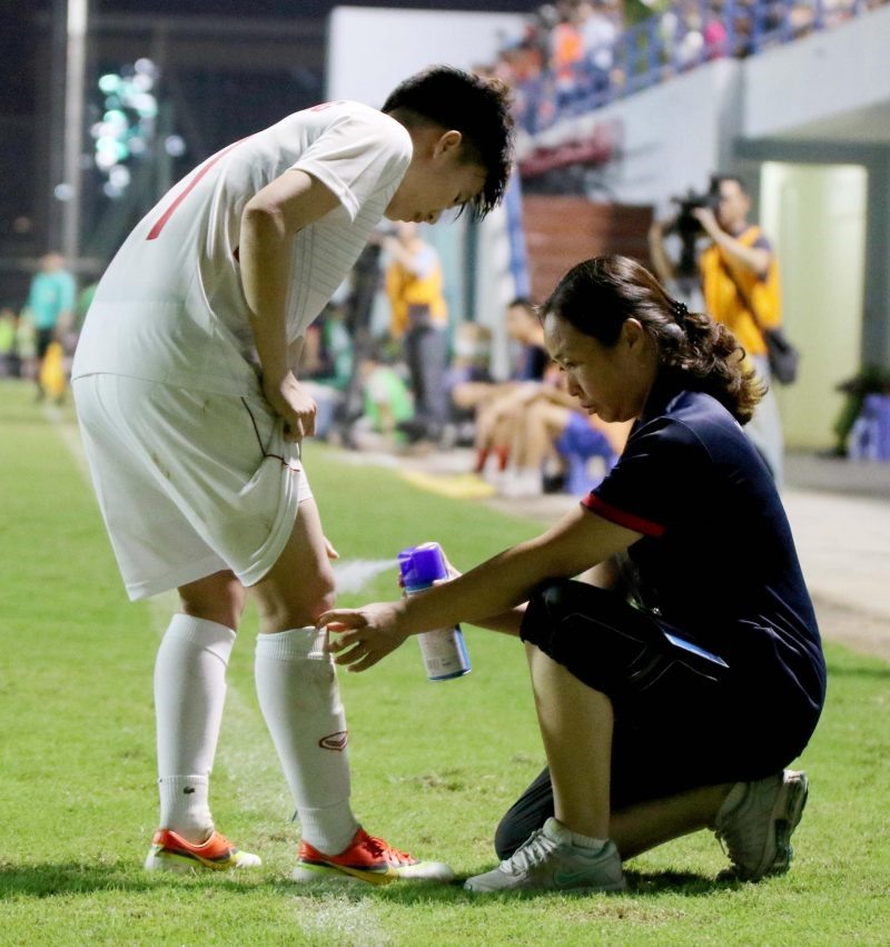Bác sĩ Phạm Thị Thủy đã gắn bó với bóng đá nữ Việt Nam trong suốt 18 năm (2000-2018). Ảnh: VFF