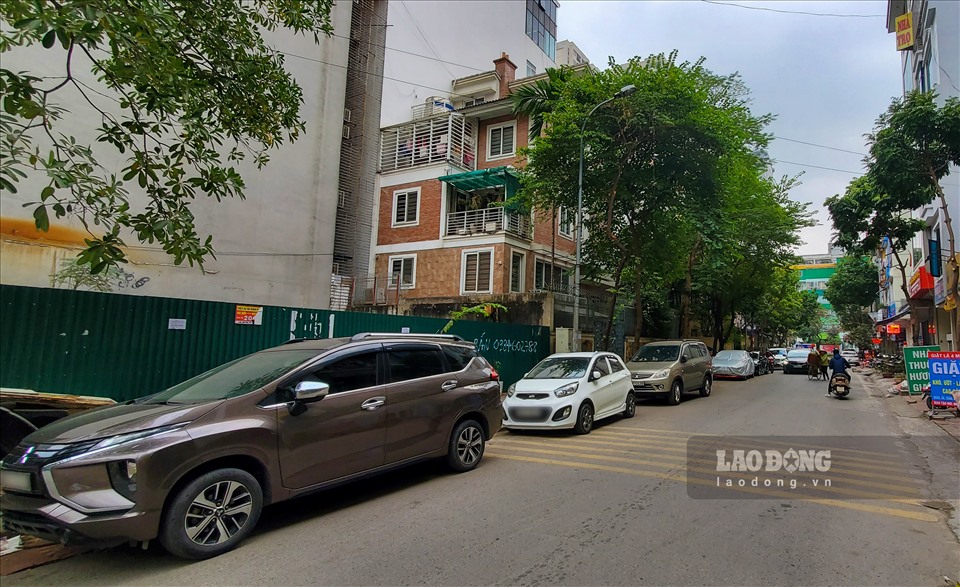 Hiện một phần lòng đường phố Huy Du cũng đang trở thành nơi đỗ xe.