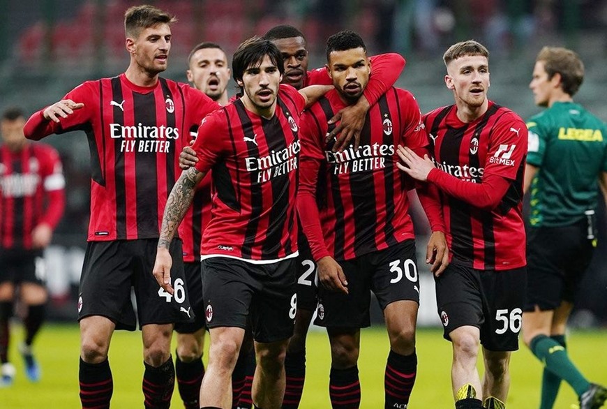 AC Milan có trận thắng đậm trước AS Roma và bám sát Inter Milan trên bảng xếp hạng Serie A. Ảnh: Serie A