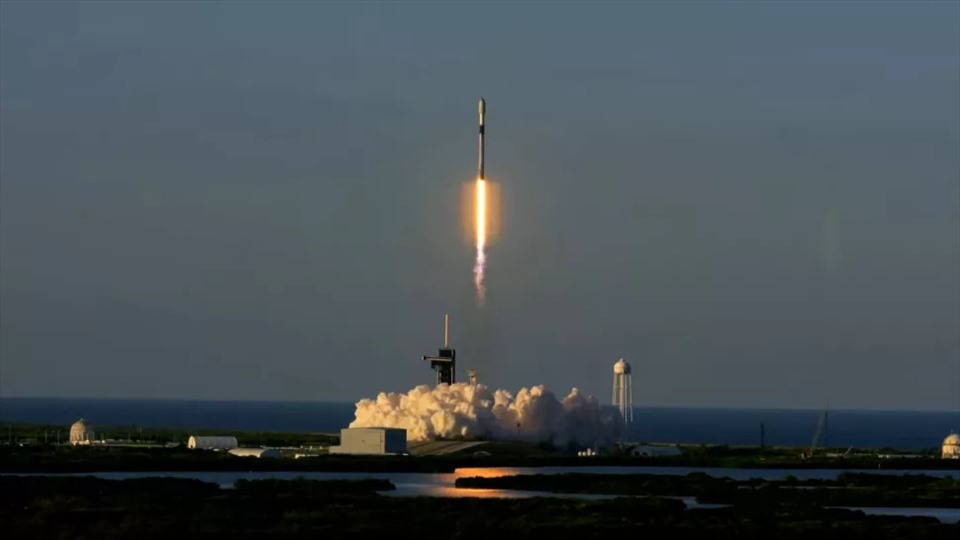 Một tên lửa SpaceX Falcon 9 phóng 49 vệ tinh Starlink từ Pad 39A tại Trung tâm Vũ trụ Kennedy của NASA ở Florida. (Tín dụng hình ảnh: SpaceX / YouTube)