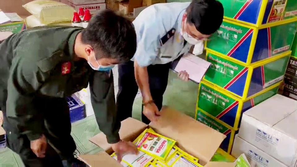 Lực lượng chống buôn lậu tỉnh An Giang phát hiện hộ kinh doanh chứa thuốc BVTV có hoạt chất cấm sử dụng. Ảnh: VT