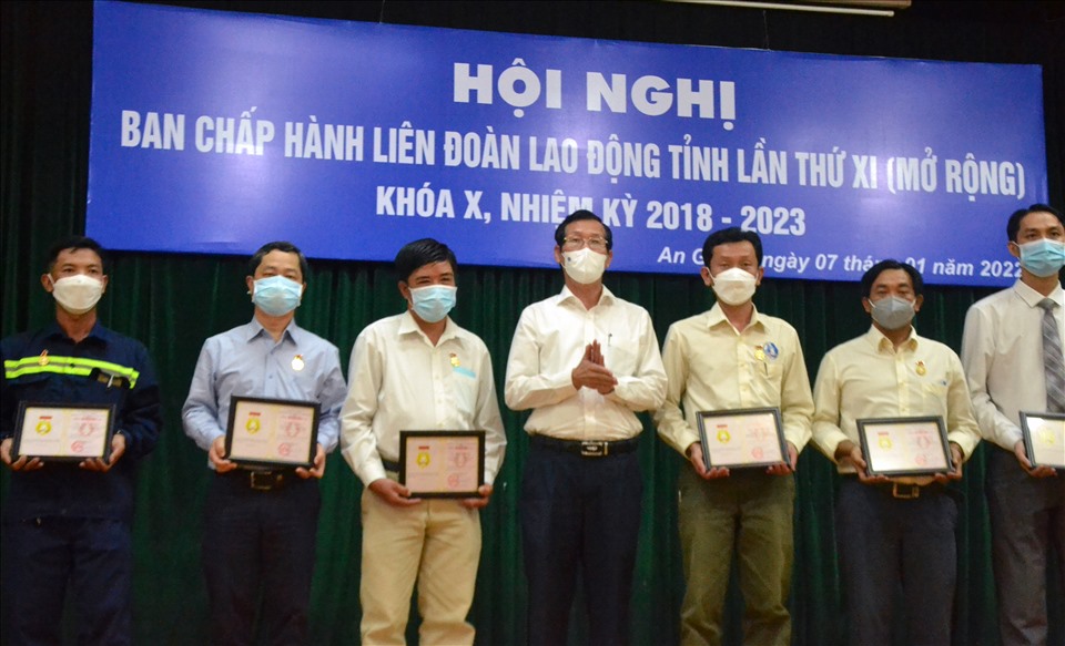 Phó Chủ tịch UBND tỉnh An Giang Lê Văn Phước trao danh hiệu Chiến sĩ thi đua. Ảnh: LT