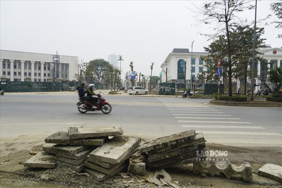 Anh Mạnh (người dân sống tại Khu đô thị Xa La, quận Hà Đông) hàng ngày đi qua tuyến đường này bức xúc chia sẻ: “Tuyến đường này mới thông xe chưa được bao lâu mà lại bị đào xới khiến khói bụi mù mịt như thế này rất lãng phí và ảnh hưởng tới việc đi lại của người dân. Nguyên nhân có thể là do chất lượng tuyến đường hay việc triển khai thiếu đồng bộ cơ sở hạ tầng, cần được cơ quan chức năng vào cuộc làm rõ“.