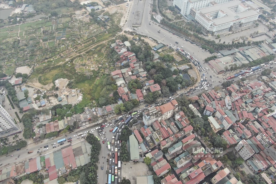 Tuy nhiên, dù đã thông xe nhưng dự án đại lộ Chu Văn An vẫn chưa thể hoàn thành toàn bộ hạ tầng bởi phía cuối tuyến (giao với đường Cầu Biêu – Phúc La) chưa thể thi công do vướng mặt bằng, dẫn đến tình trạng thường xuyên ùn tắc giao thông tại khu vực này.