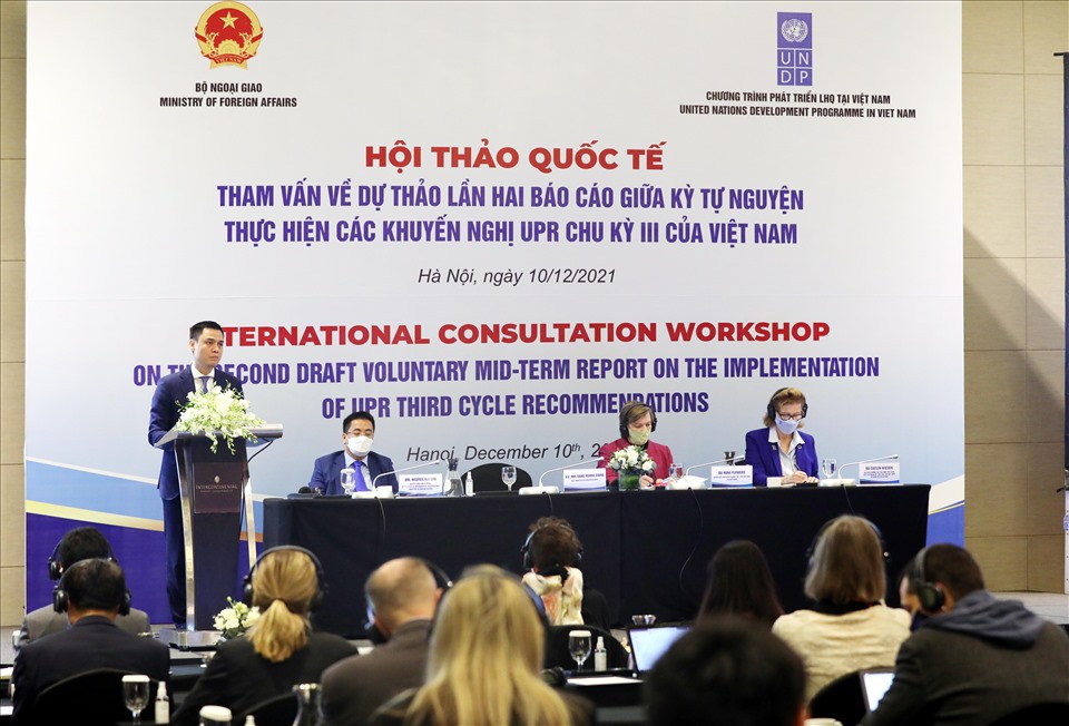 Hội thảo tham vấn lần thứ hai về dự thảo Báo cáo giữa kỳ tự nguyện thực hiện các khuyến nghị theo Cơ chế Rà soát định kỳ phổ quát (UPR) chu kỳ III của Việt Nam ngày 10.12.2021. Ảnh: TTXVN