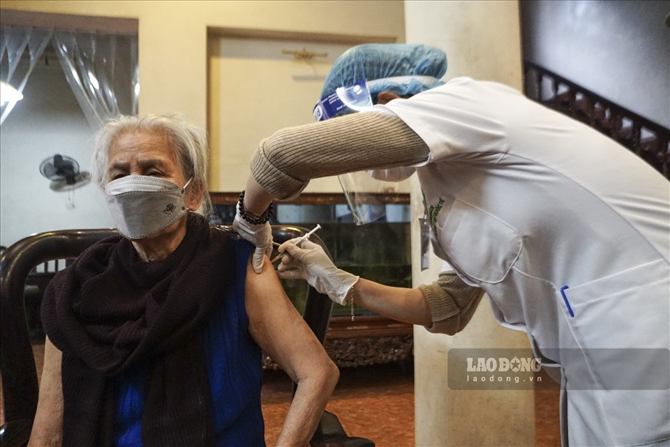 Thống kê từ ngày 6.1 đến trưa 7.1 của UBND quận Ba Đình, đã có 139 trường hợp được tiêm vaccine phòng COVID-19 tại nhà, tất cả các trường hợp tiêm đều bảo đảm an toàn, không có phản ứng trở nặng sau tiêm. Theo kế hoạch, đến hết ngày 9.1, quận sẽ cơ bản hoàn thành tiêm vaccine phòng COVID-19 cho 850 trường hợp không thể đến được điểm tiêm.