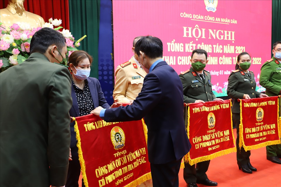 Đồng chí Trần Văn Thuật trao Cờ thi đua Tổng Liên đoàn cho một số đơn vị CAND. Ảnh: Lương Hạnh.