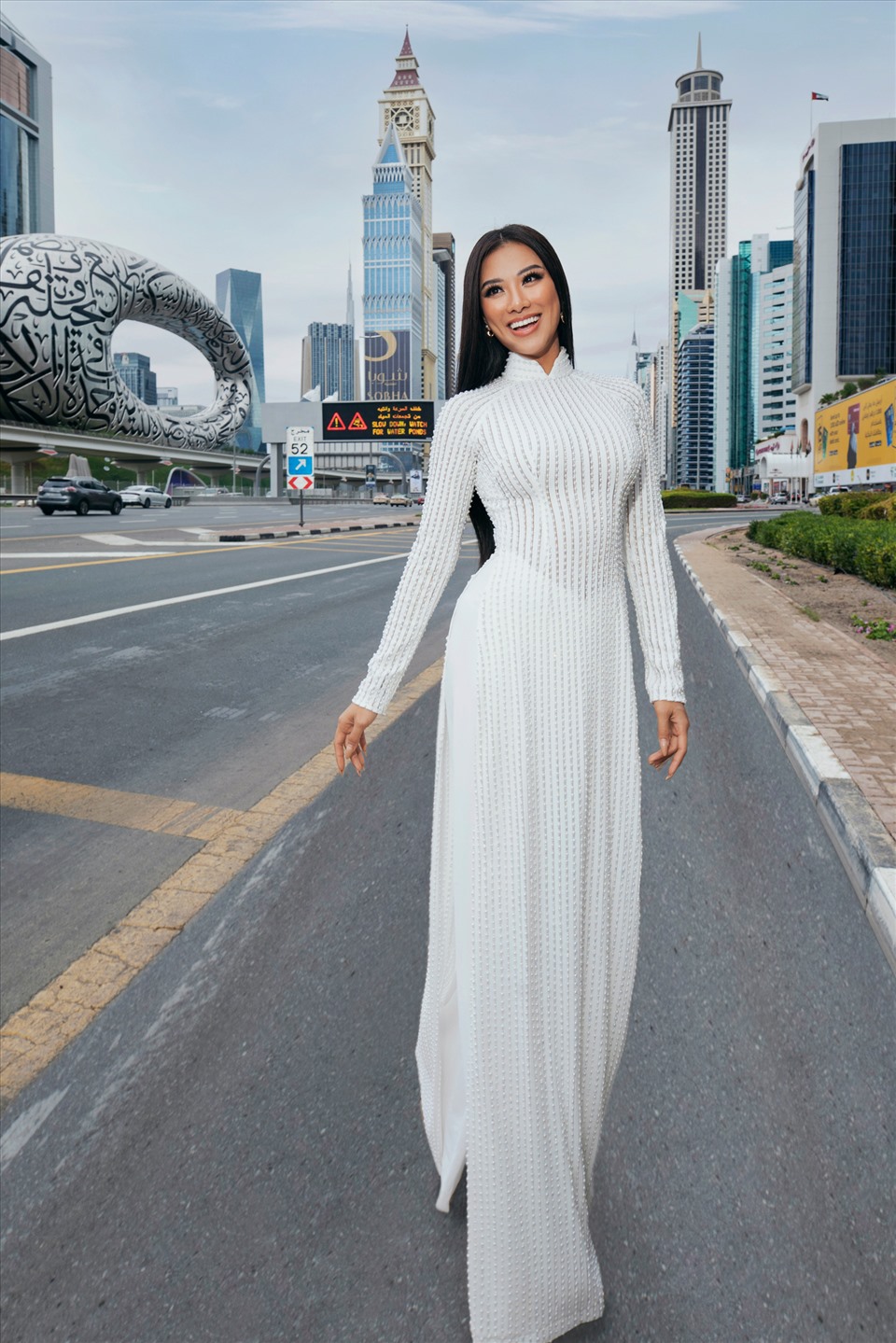 Không chỉ Hoa hậu H'Hen Niê, Á hậu Kim Duyên cũng có dịp thả dáng tại đường phố Dubai. Ảnh: KiengCan.