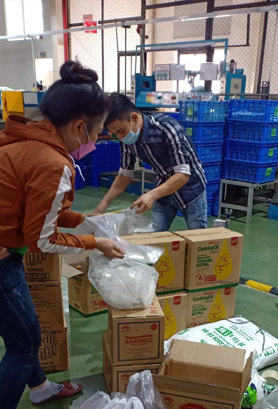 Công tác chuẩn bị quà tết tặng cho đoàn viên, công nhân, lao động Công ty TNHH Pou Hung Việt Nam. Ảnh LĐLĐ Tây Ninh cung cấp