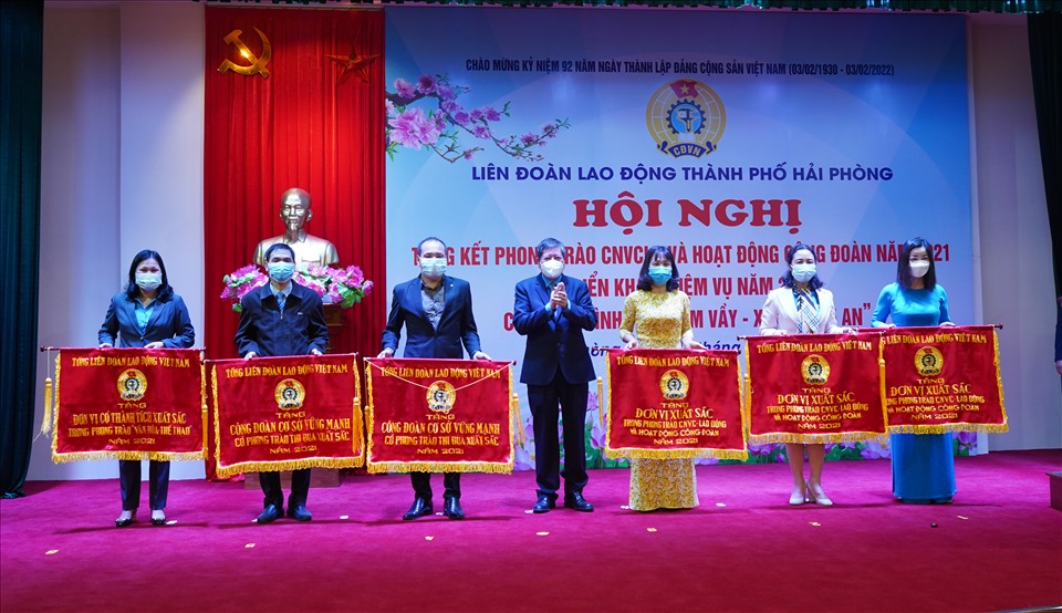 Đồng chí Trần Thanh Hải - Phó Chủ tịch Thường trực Tổng LĐLĐ VN trao cờ thi đua của Tổng LĐLĐ tặng các tập thể. Ảnh: Mai Dung