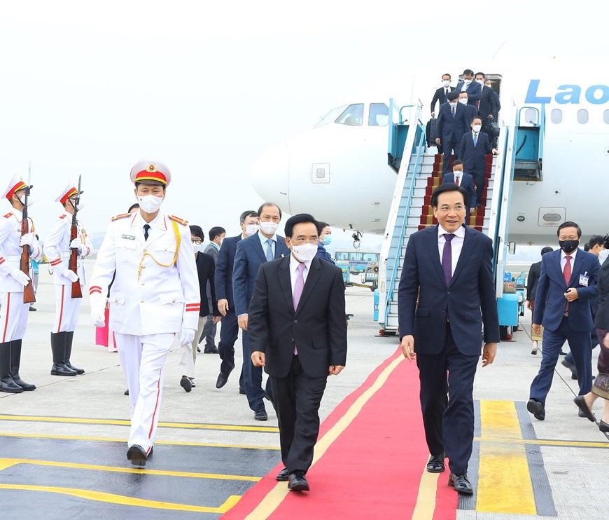 Thủ tướng Lào Phankham Viphavanh tại sân bay Nội Bài sáng 8.1. Ảnh: TTXVN