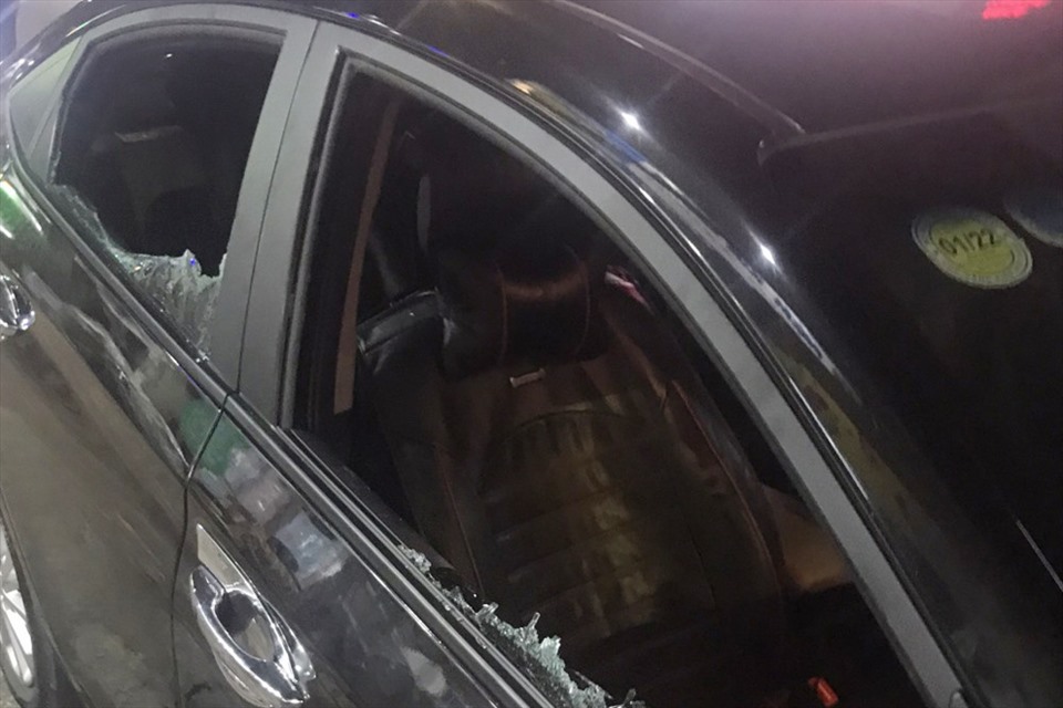 Lực lượng công an đập vỡ kính xe ôtô để bắt giữ đối tượng Sơn cố thủ trong xe. Ảnh: CA.