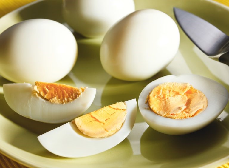 Đừng giới hạn số trứng trong bữa sáng nếu muốn giảm cân và cảm thấy thoải mái trong cả ngày. Trứng luộc chín là đồ ăn không gây béo và có chứa hàm lượng protein cao trong kế hoạch giảm cân của bạn. Một quả trứng chứa 6 gam protein - một nguyên tố đa lượng giúp trị bệnh béo phì và các hội chứng chuyển hóa.