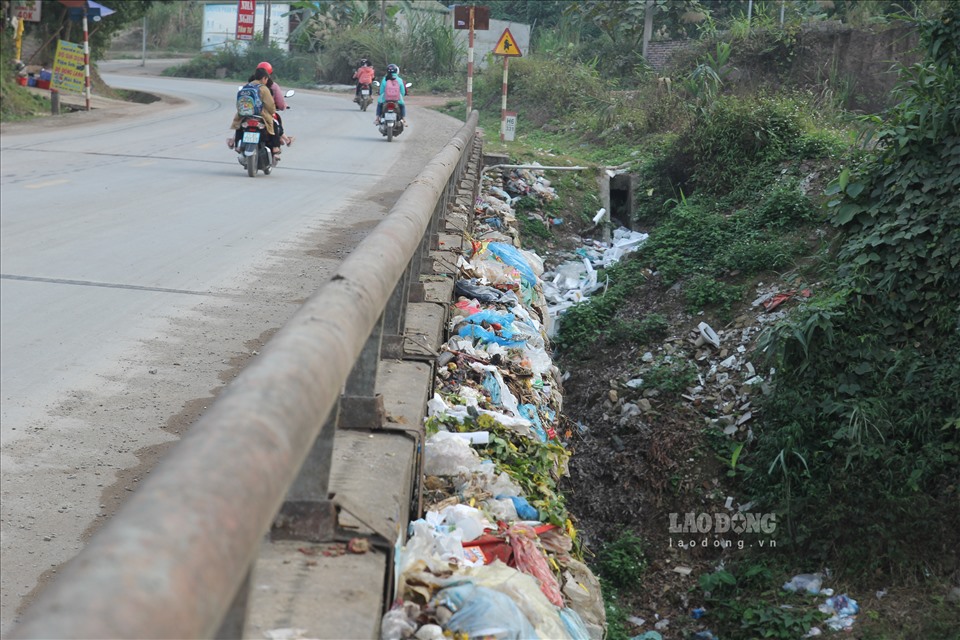 Theo ghi nhận của PV, khu vực chân cầu của Ngòi Lao, thuộc địa phận thị trấn nông trường Trần Phú, không biết từ bao giờ đã trở thành “bãi” tập kết rác bất đắc dĩ của hàng nghìn hộ dân sinh sống tại đây.