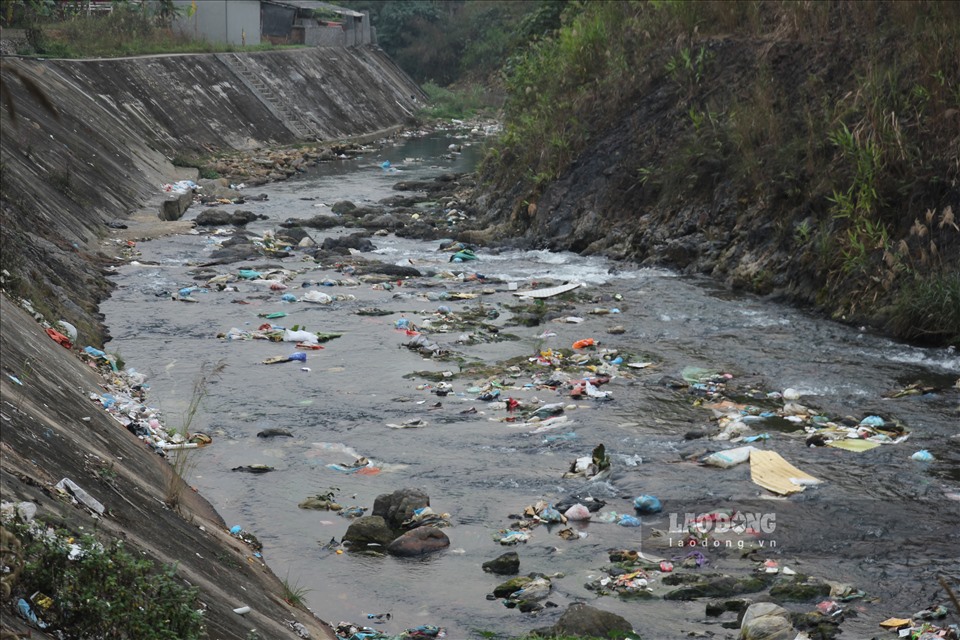 Trao đổi với PV về vấn đề này, ông Nguyễn Trung Thậm – Chủ tịch UBND thị trấn nông trường Trần Phú cho biết: “Vấn đề xử lý rác thải đã và đang là vấn đề nóng, gây nhức nhối trên địa bàn thị trấn. Do địa bàn rộng, khu vực suối lại giáp danh với nhiều xã nên khó xử lý”.