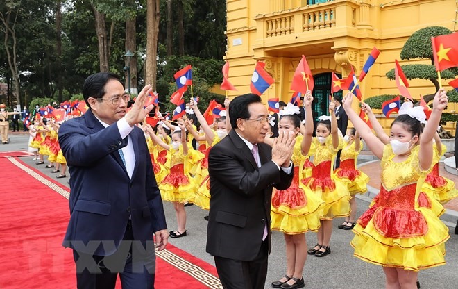 Một vài hình ảnh trong lễ đón Thủ tướng Lào sáng 8.1. Ảnh: TTXVN