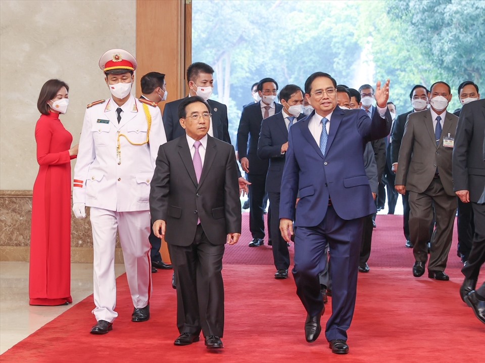 Hai Thủ tướng tập trung trao đổi về các biện pháp nâng tầm trụ cột hợp tác kinh tế cho tương xứng với quan hệ đặc biệt Việt Nam - Lào. Ảnh: VGP