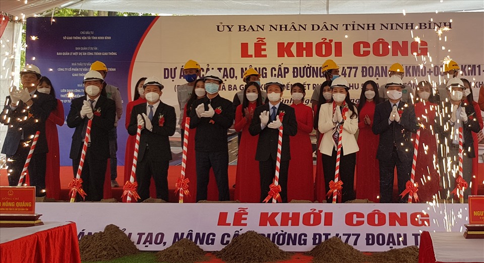 Lãnh đạo tỉnh Ninh Bình cùng đại diện chủ đầu tư, nhà thầu thi công thực hiện nghi thức khởi công Dự án. Ảnh: NT