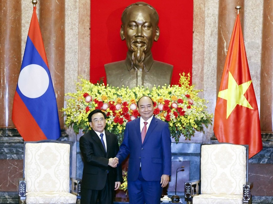 Chủ tịch nước Nguyễn Xuân Phúc và Thủ tướng Lào Phankham Viphavanh. Ảnh: TTXVN