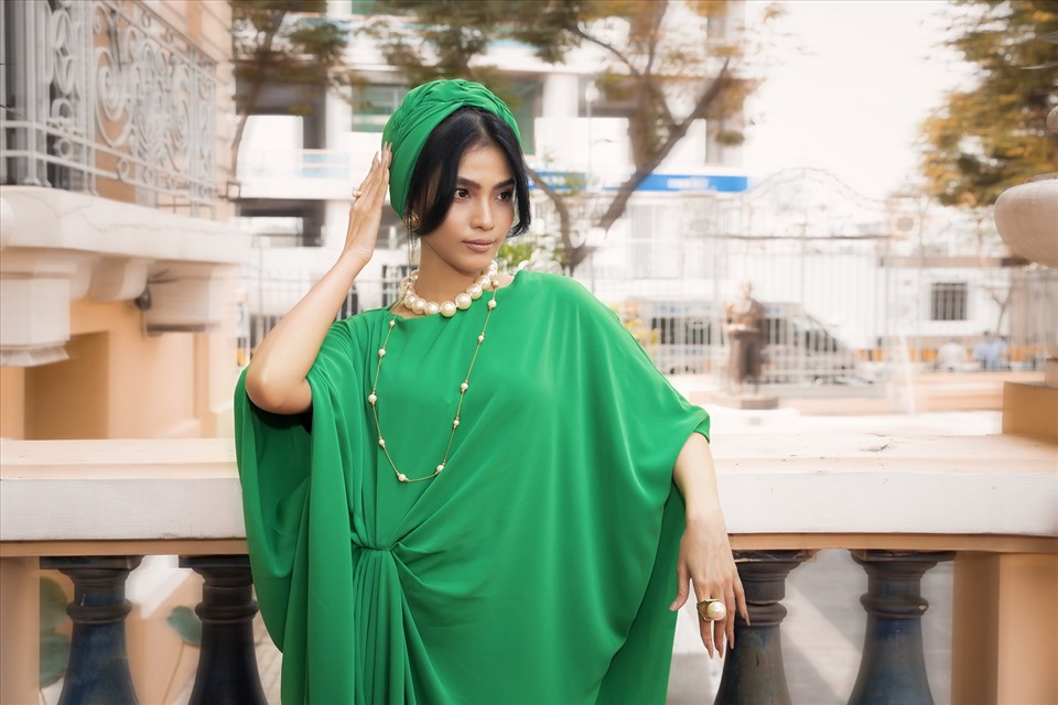 Được biết đây là bộ trang phục của bộ đôi NTK Vũ Ngọc Son chọn riêng cho Trương Thị May để  diện tại sự kiện thời trang này. Bộ đầm xanh “ăn ý” với chiếc khăn quấn tóc tạo điểm nhấn vừa quyến rũ vừa sang trọng.