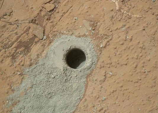 Lỗ khoan nhỏ do tàu thám hiểm Curiosity của NASA thực hiện trên sao Hỏa năm 2013. Ảnh: NASA