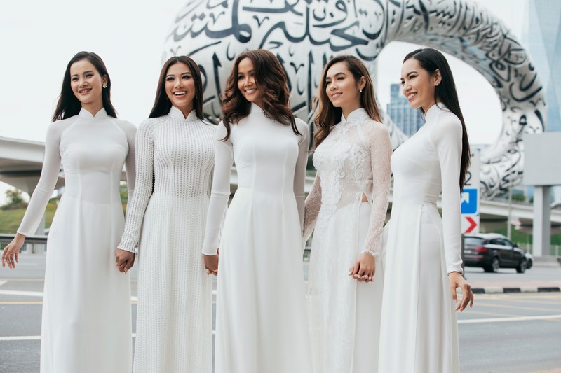 Dàn mỹ nhân Hoa hậu Hoàn vũ Việt Nam tinh khôi trong màu áo dài trắng của NTK Song Toàn. Ảnh: Lợi Phúc Phạm