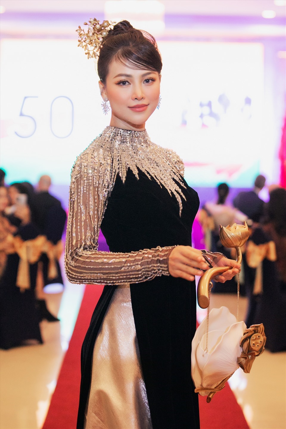 Với tinh thần quảng bá và tôn vinh các giá trị văn hóa truyền thống của áo dài Việt, NTK Hoàng Hải đã khắc họa hình ảnh của hoa sen, chim phượng,... Đặc biệt, với các phụ kiện đặc trưng như trâm cài, mấn đội đầu đặc trưng cho nét đẹp truyền thống cũng được anh ưu tiên chọn lựa.