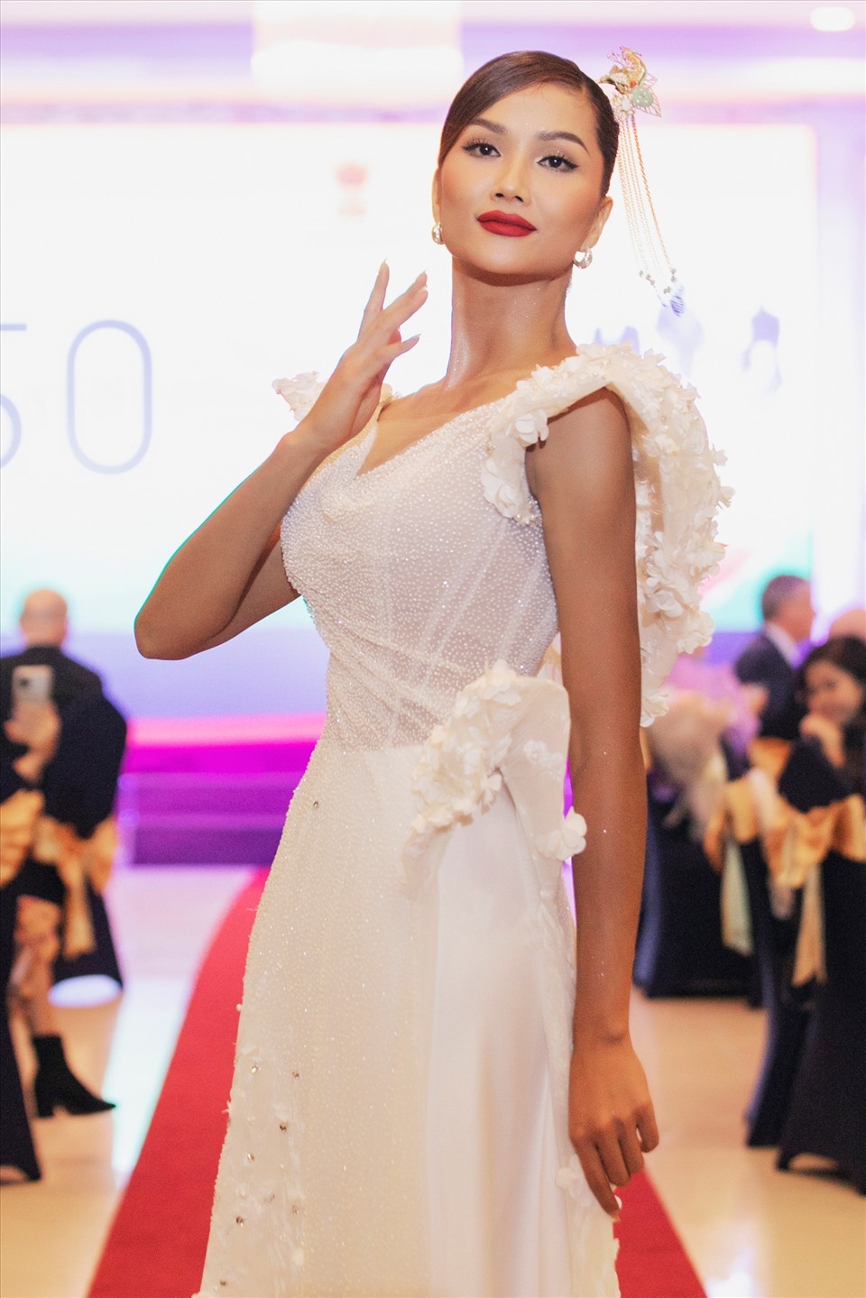Kết thúc phần trình diễn, hoa hậu H’Hen Niê xuất hiện lộng lẫy với áo dài cách tân.