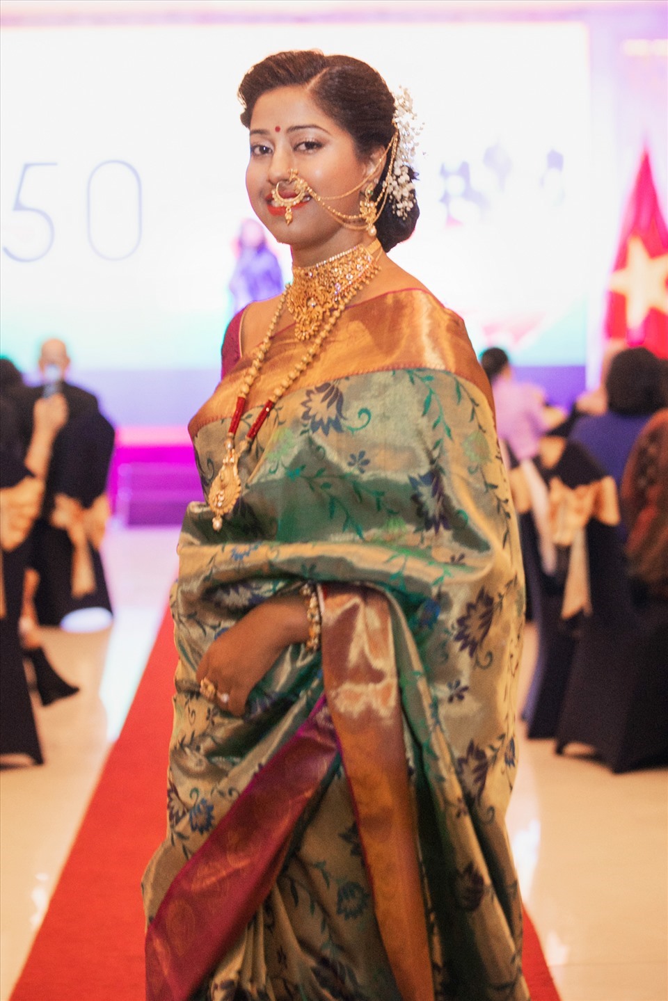 Sự góp mặt của người mẫu Ấn Độ với trang phục sari của Ấn Độ đan xen vào làm cho phần trình diễn trở nên đặc biệt hơn.