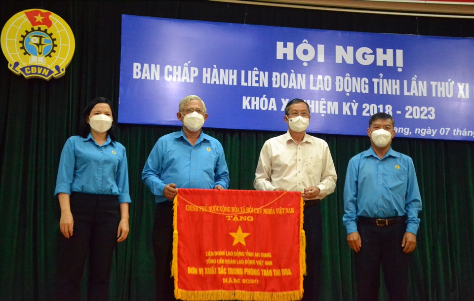 Ông Lê Văn Nưng trao cờ Thi đua của Thủ tướng Chính phủ tặng cho LĐLĐ tỉnh An Giang. Ảnh: LT