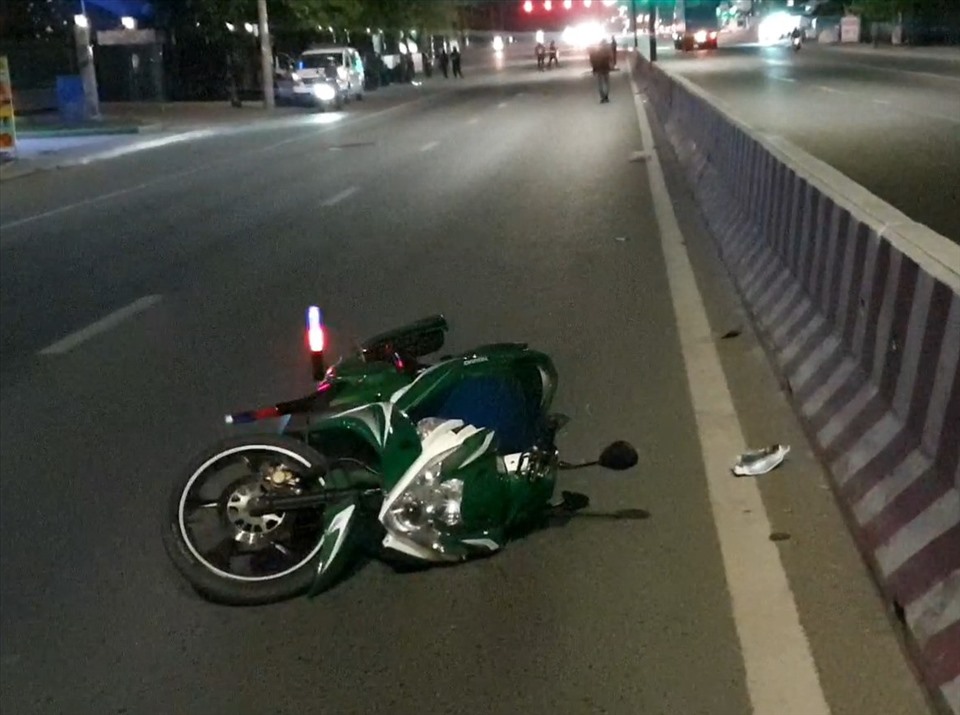 Hiện trường vụ tai nạn, xe máy trượt dài trên quốc lộ 13 khoảng 60m.