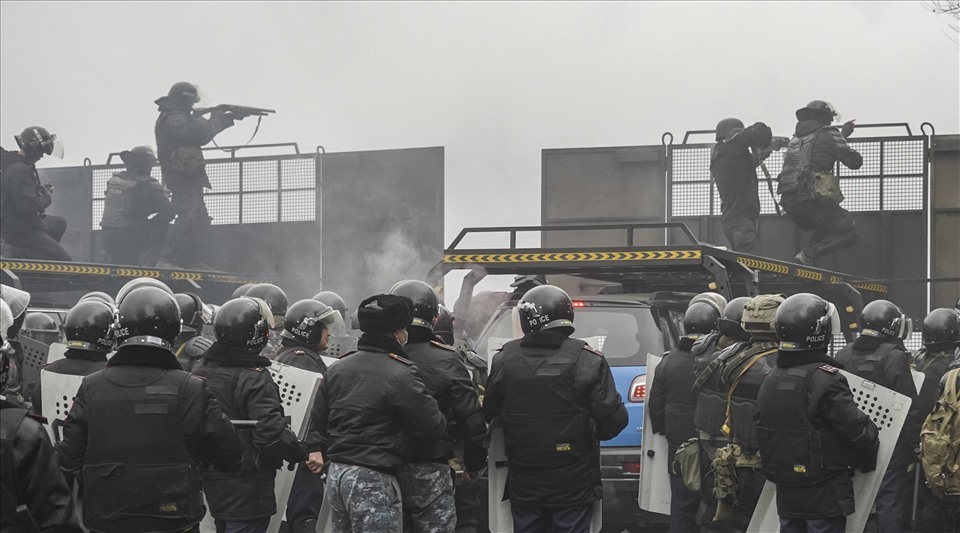 Cảnh sát Kazkhastan dẹp bạo loạn. Ảnh: AFP