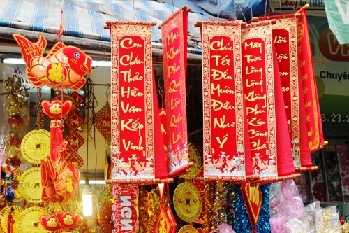 Câu đối đỏ giữ một nét văn hóa lâu đời của người Việt. Ảnh: LĐO