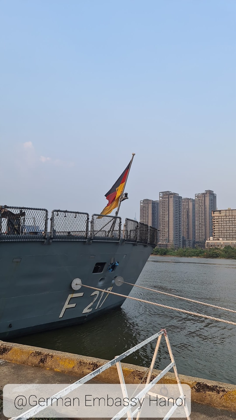 Trong thời gian dừng chân tại Thành phố Hồ Chí Minh, khinh hạm Bayern đã được tiếp nước, nhiên liệu (không tiếp xúc) và sơn lại vỏ tàu. Ảnh: ĐSQ Đức