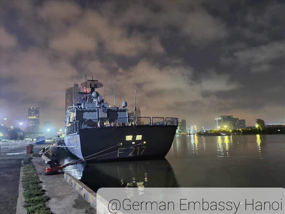 Khinh hạm Bayern thăm Việt Nam từ ngày 6-9.1.2022. Chuyến thăm của khinh hạm Bayern là một phần trong hành trình huấn luyện và tăng cường hiện diện kéo dài 7 tháng tại khu vực Ấn Độ Dương – Thái Bình Dương. Ảnh: ĐSQ Đức