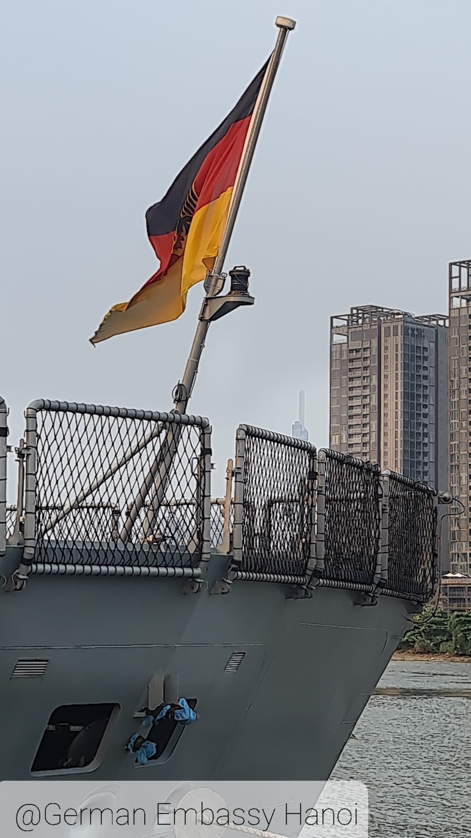 Trong thời gian dừng chân tại Thành phố Hồ Chí Minh, khinh hạm Bayern đã được tiếp nước, nhiên liệu (không tiếp xúc) và sơn lại vỏ tàu. Ảnh: ĐSQ Đức