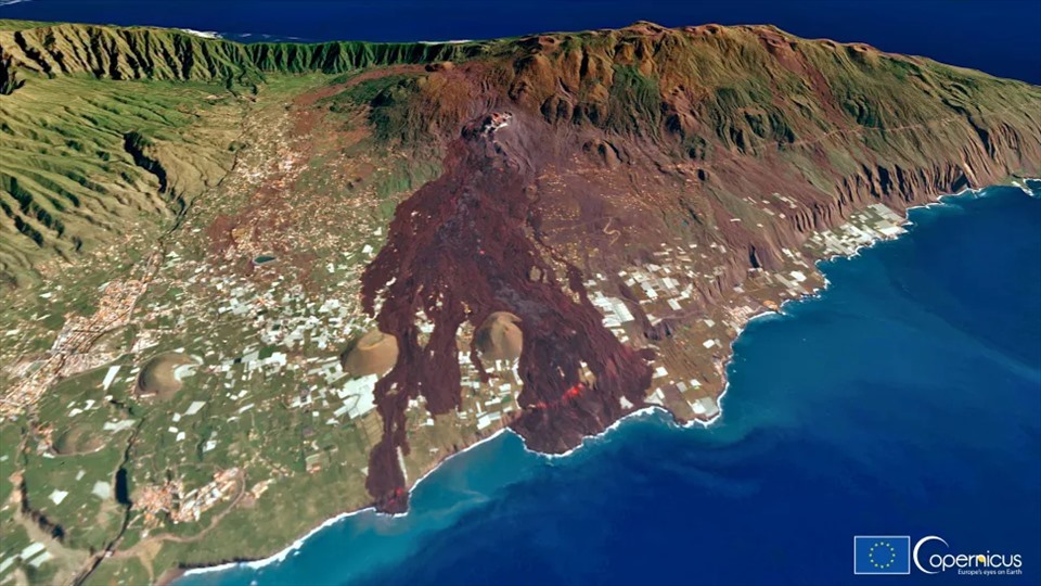 Vụ phun trào núi lửa trên đảo La Palma ở Tây Ban Nha đã kết thúc vào ngày 25.12 sau 3 tháng liên tục phun ra các dòng dung nham. Hình ảnh 3D - được tạo ra dựa trên ảnh do vệ tinh Sentinel 2 của Châu Âu thu được vào ngày 3.1 - cho thấy cách vụ phun trào thay đổi bộ mặt của hòn đào. Cảnh quan trên bờ biển phía tây (nơi gần 3.000 tòa nhà bị dung nham chôn vùi) đã hoàn toàn bị thay đổi. Ảnh: Copernicus