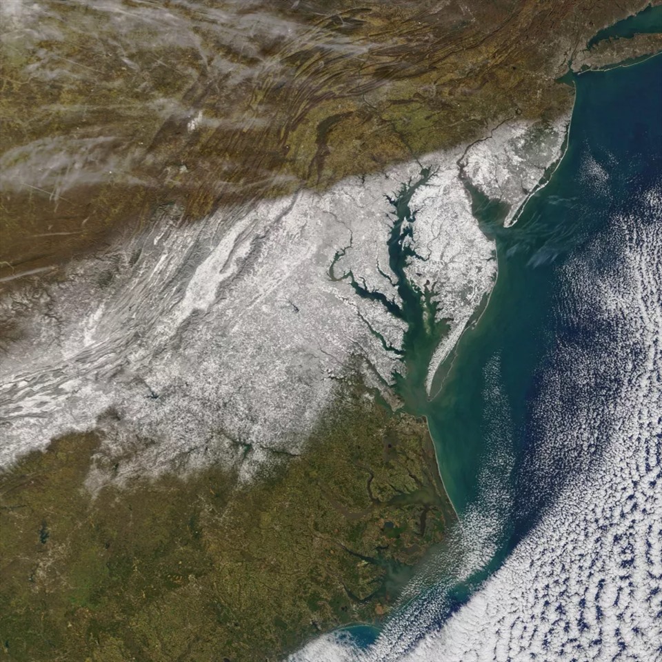 2 bang của Mỹ là Virginia và Maryland đầu tuần này đã bị tuyết gây ảnh hưởng. Tuyết rơi dày đến 36cm,