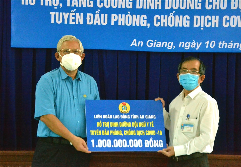 Chủ tịch LĐLĐ tỉnh An Giang Nguyễn Thiện Phú trao hỗ trợ dinh dưỡng cho Công đoàn ngành Y tế An Giang. Ảnh: LT