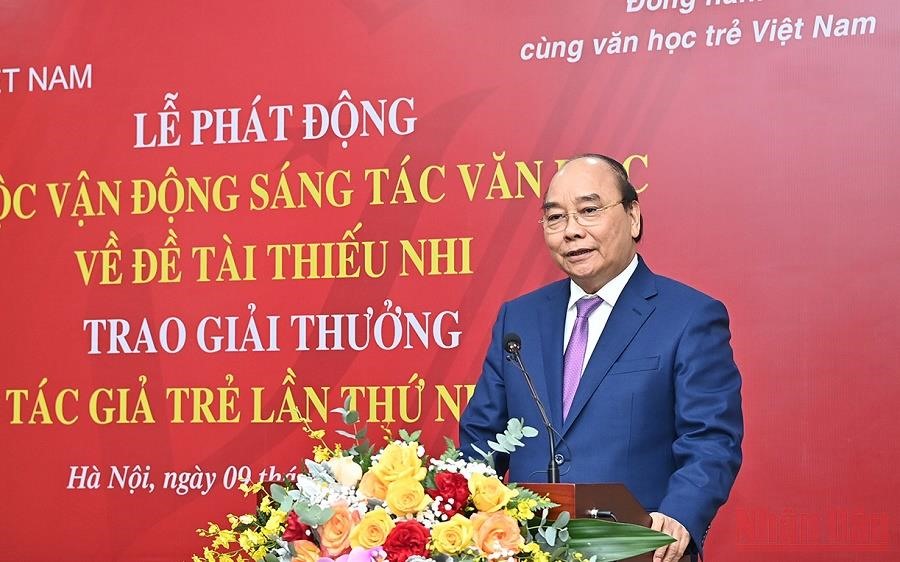 Chủ tịch nước Nguyễn Xuân Phúc phát biểu tại Lễ phát động cuộc vận động sáng tác văn học về đề tài thiếu nhi, trao giải thưởng Tác giả trẻ lần thứ nhất. Ảnh: Báo Chính Phủ