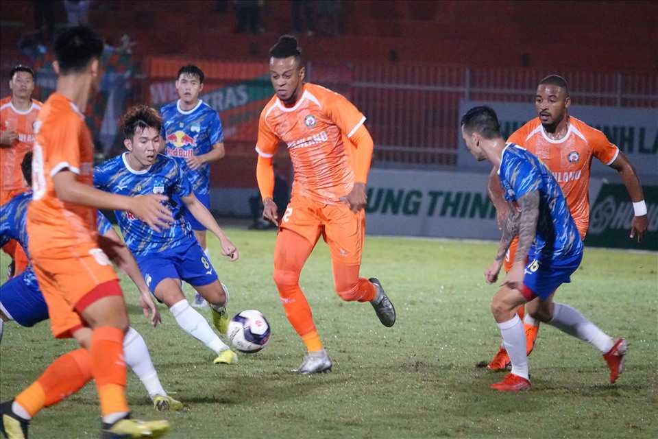 Tiền đạo Jermie Lynch và các cầu thủ Bình Định thi đấu bế tắc trước Hoàng Anh Gia Lai. Ảnh: Nguyễn Đăng