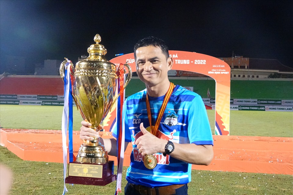 Huấn luyện viên Kiatisak vui vẻ tạo dáng bên chiếc Cúp vô địch. Đây là danh hiệu đầu tiên của Zico Thái Lan kể từ khi ông trở lại dẫn dắt đội bóng phố Núi ở mùa giải 2021. Trước đó vào năm 2010, Kiatisak cũng đăng quang ở 1 giải đấu giao hữu tại TPHCM.