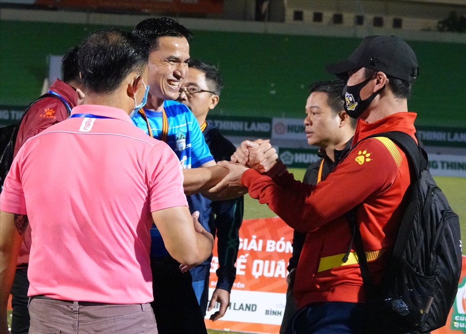 Danh thủ bóng đá bóng đá Việt Nam Đặng Phương Nam đến chúc mừng Kiatisak. Đặng Phương Nam thi đấu cùng thời với Kiatisak và lúc này đang làm việc cho một đơn vị truyền hình.