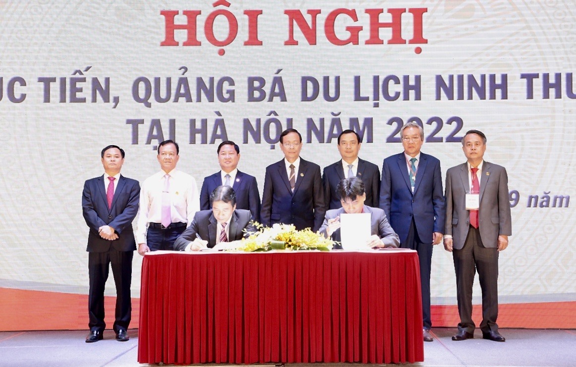 Trong khuôn khổ hội nghị, các doanh nghiệp, hiệp hội du lịch đã ký kết biên bản ghi nhớ chương trình hợp tác, phát triển.